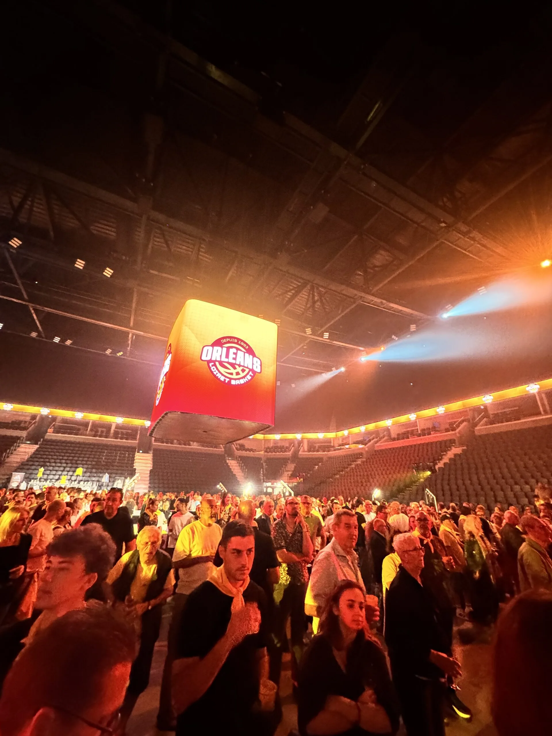 Stimmung in der CO'Met-Halle mit dem Würfel von Orléans Loiret Basket