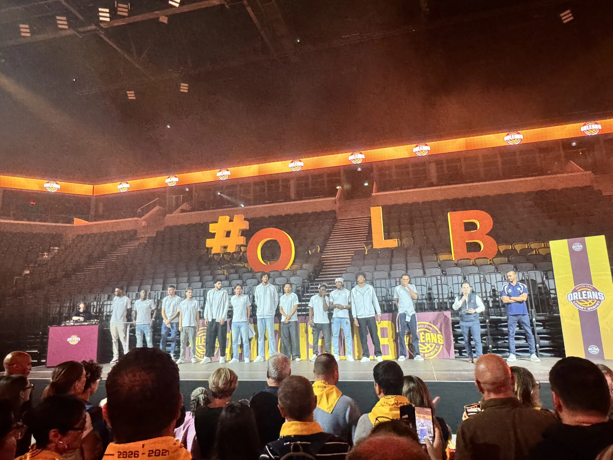 Offizielle Vorstellung des Teams von Orléans Loiret Basket auf der Bühne